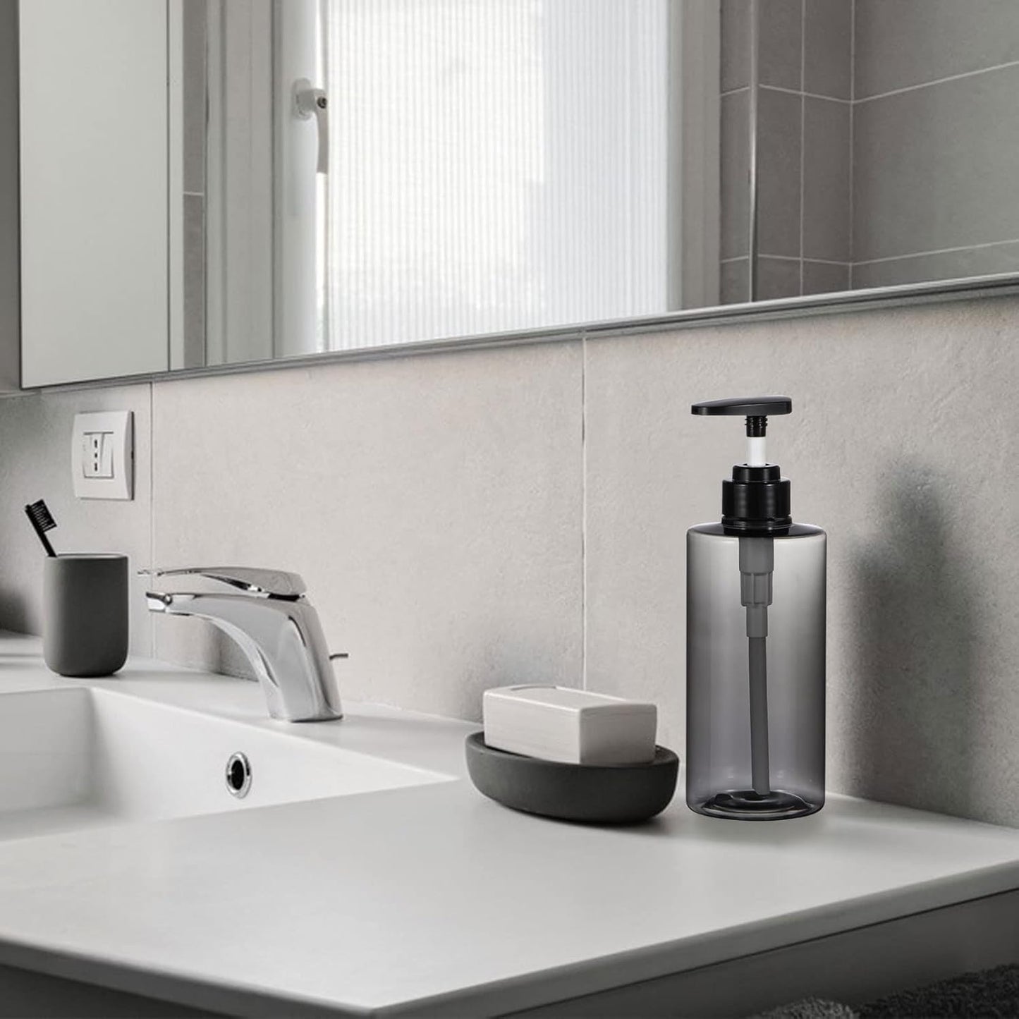 Shampoo Bottles with Pump, Yebeauty 2 Pack Empty Refillable Shower Bottle 17oz 500ml Squeeze Lotion Dispenser for Bathroom,Shampoo Soap, Conditioner Body Wash Liquidl,Clear Grey