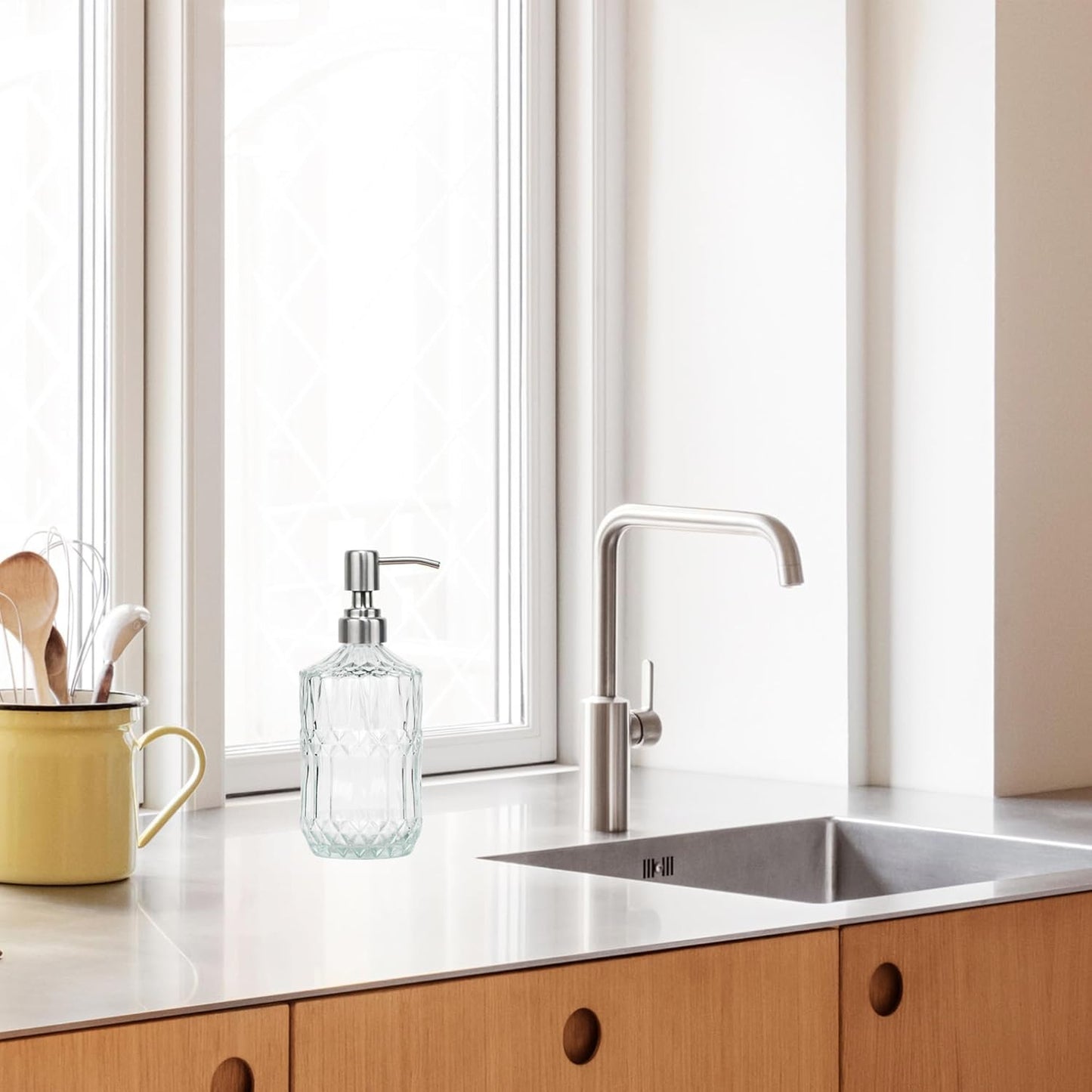 18 oz Clear Thick Glass Soap Dispenser with Black Rustproof Pump, Refillable Bathroom, Kitchen Soap Dispenser for Hand Soap, Body Wash and Lotion (Clear-Silver Pump)