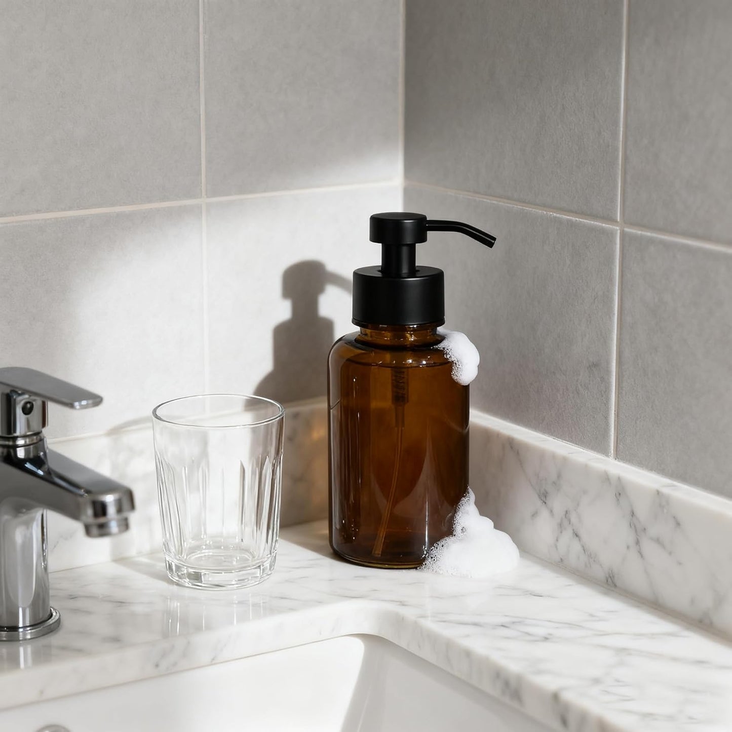 15 oz Amber Glass Foam soap Dispenser with Black Rust-Proof Foam Pump, refillable Thick Glass Foam soap Dispenser for Kitchen and Bathroom (1, 15 oz)