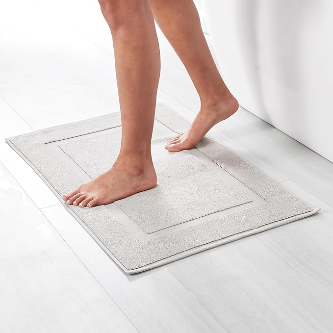 Amazon Basics Banded Bathroom Bath Rug Mat, Soft Silver, 31 inches L x 20 inches W