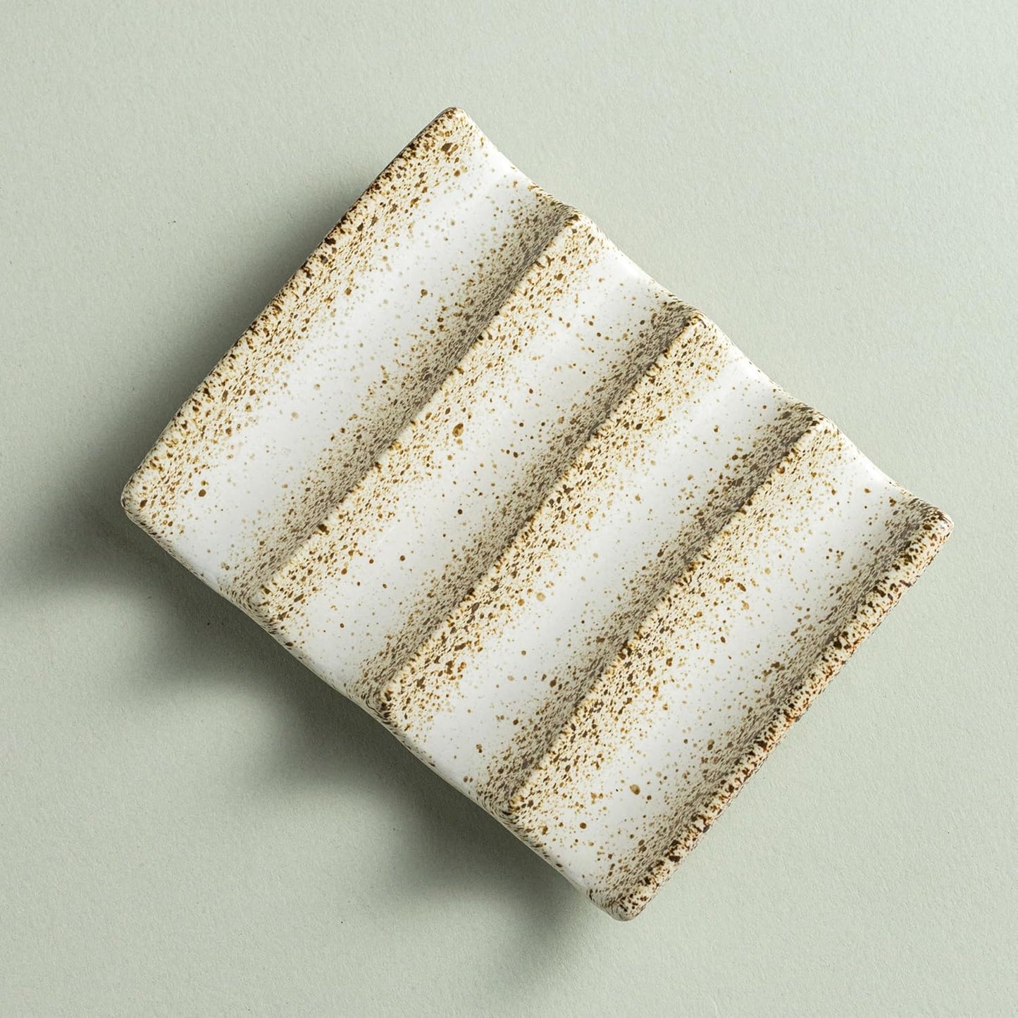 Soap Dish for Shower, Self Draining Bar Soap Holder for Shower, Ceramic Bathroom Soap Saver with Fluted Design, Suitable for Soap Bar, Sponge